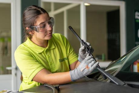 Lluvias de otoño; la revisión de lunas y escobillas, clave para la seguridad vial Lluvias de otoño; la revisión de lunas y escobillas, clave para la seguridad vial