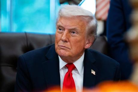 El museo del Louvre reabre sus puertas por primera vez tras el robo de joyas del domingo