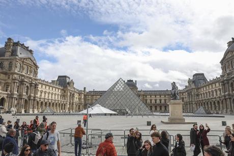 El museo del Louvre reabre sus puertas por primera vez tras el robo de joyas del domingo