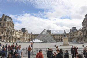 El museo del Louvre reabre sus puertas por primera vez tras el robo de joyas del domingo
