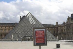 El museo del Louvre reabre sus puertas por primera vez tras el robo de joyas del domingo
