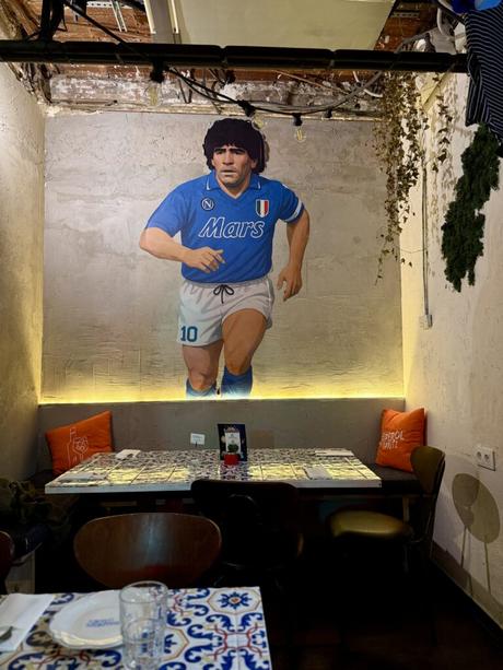Barcelona tiene un nuevo y suculento Número Diez, el restaurante que rinde homenaje a la Napóles de Maradona