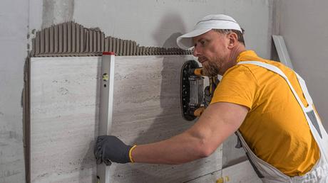 La colocación cerámica en el siglo XXI exige adhesivos adaptados a baja porosidad y grandes formatos La colocación cerámica en el siglo XXI exige adhesivos adaptados a baja porosidad y grandes formatos