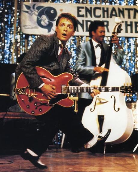 40 AÑOS DEL ESTRENO DE ‘REGRESO AL FUTURO’: EL ‘INICIO’ DEL ROCK & ROLL Y OTROS GUIÑOS AL GÉNERO 40 AÑOS DEL ESTRENO DE ‘REGRESO AL FUTURO’: EL ‘INICIO’ DEL ROCK & ROLL Y OTROS GUIÑOS AL GÉNERO