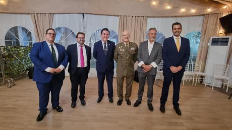 Martín reconoce a la empresa valdepeñera Tecnobit y la labor de la Policía Local