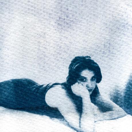 Luz, textura y emoción: anís revela la fragilidad de lo efímero en «esto tiene un final» Luz, textura y emoción: anís revela la fragilidad de lo efímero en «esto tiene un final»