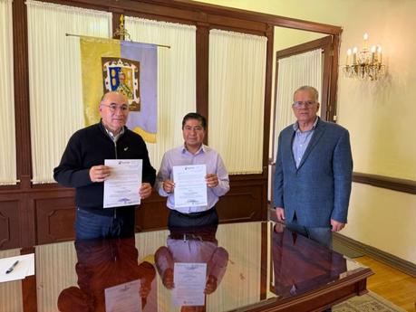 Alcalde Enrique Galindo entrega nombramiento a nuevo Director de Asuntos Indígenas del Ayuntamiento de SLP Alcalde Enrique Galindo entrega nombramiento a nuevo Director de Asuntos Indígenas del Ayuntamiento de SLP