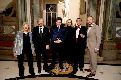 La pelota plana, y Milei viendo la muerte de la muerte