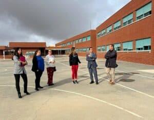 La Junta confirma al alcalde de Fuente el Fresno la «inminente» renovación del firme en la travesía de la CM-4120