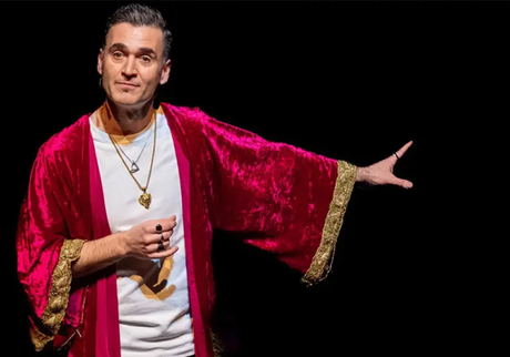 Karim conquista la Gran Vía con su nuevo show (para adultos): “Todo va a ir bien… o no”