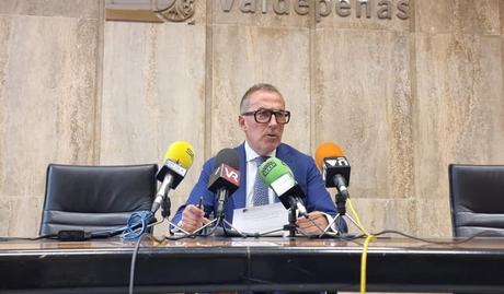El alcalde de Valdepeñas replica al PP que «dejaron 16 millones de deuda y otros 10 millones de facturas sin pagar»