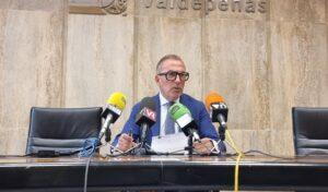 El alcalde de Valdepeñas replica al PP que «dejaron 16 millones de deuda y otros 10 millones de facturas sin pagar»