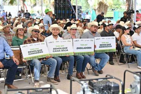 Ricardo Gallardo refuerza apoyo a ganaderos y agricultores con entrega de equipamiento Ricardo Gallardo refuerza apoyo a ganaderos y agricultores con entrega de equipamiento