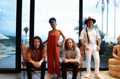 Julián Cardona gana Premio CDA a Mejor Live Act Nacional y estrena el EP ‘La Flor de la vida’ Julián Cardona gana Premio CDA a Mejor Live Act Nacional y estrena el EP ‘La Flor de la vida’