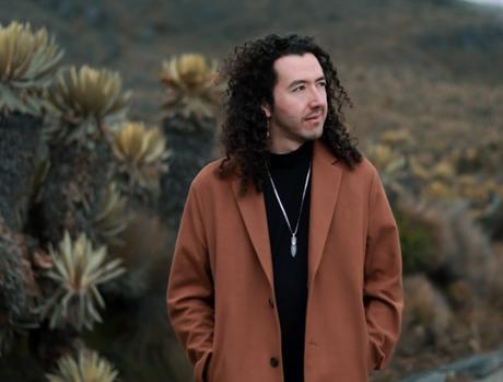 Julián Cardona gana Premio CDA a Mejor Live Act Nacional y estrena el EP ‘La Flor de la vida’ Julián Cardona gana Premio CDA a Mejor Live Act Nacional y estrena el EP ‘La Flor de la vida’