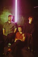 Triángulo de amor bizarro propone colaborar en su nuevo disco