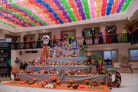 Alcalde Juan Manuel Navarro inaugura e invita a familias a admirar el Altar de Muertos Monumental Alcalde Juan Manuel Navarro inaugura e invita a familias a admirar el Altar de Muertos Monumental