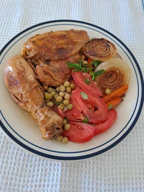 Pollo a la plancha y zanahoria, cebolla glaseada tomate, arvejas