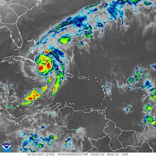 Aún desde Cuba, Melissa genera fuertes lluvias en sur dominicano.