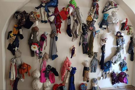 La artista Jacqueline Bonacic-Doric brilla con sus esculturas textiles en la Bienal del Cuenca