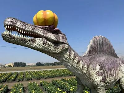 Dinosaurios y calabazas en Spina Farms Pumpkin Patch