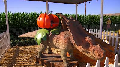 Dinosaurios y calabazas en Spina Farms Pumpkin Patch Dinosaurios y calabazas en Spina Farms Pumpkin Patch