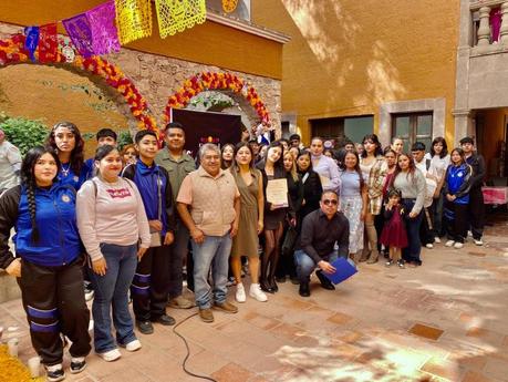 Villa de Pozos reconoce la participación de estudiantes en la muestra de altares de muertos Villa de Pozos reconoce la participación de estudiantes en la muestra de altares de muertos