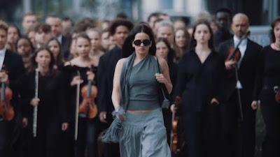 Breve análisis hermenéutico del videoclip BERGHAIN de Rosalía.      Brief Hermeneutic Analysis of Rosalía's BERGHAIN Music Video.     《罗莎莉亚 BERGHAIN》音乐录影带的简短诠释学分析