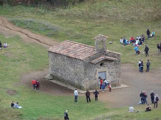 Ermita de Santa Margarita Insólita situación de la Ermita de Santa Margarita. Olot-Santa Pau. Girona