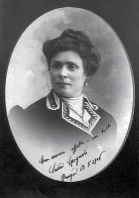 Entre bombones y angora, Luisa Spagnoli (1877-1935) Entre bombones y angora, Luisa Spagnoli (1877-1935)