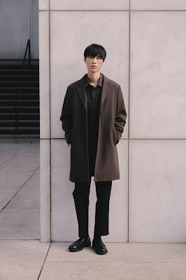 Boston,Metrópolis,smart casual,moda masculina,estilo urbano,gabardina,mocasines,punto inglés,menswear,armario cápsula,elegancia urbana,versatilidad,moda hombre,FW2526,colección masculina,estilo cosmopolita,ropa funcional,guardarropa masculino,tendencias