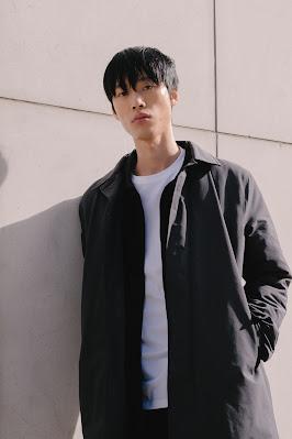 Boston,Metrópolis,smart casual,moda masculina,estilo urbano,gabardina,mocasines,punto inglés,menswear,armario cápsula,elegancia urbana,versatilidad,moda hombre,FW2526,colección masculina,estilo cosmopolita,ropa funcional,guardarropa masculino,tendencias