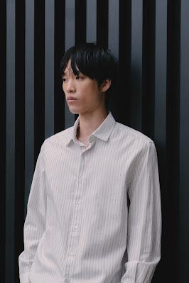 Boston,Metrópolis,smart casual,moda masculina,estilo urbano,gabardina,mocasines,punto inglés,menswear,armario cápsula,elegancia urbana,versatilidad,moda hombre,FW2526,colección masculina,estilo cosmopolita,ropa funcional,guardarropa masculino,tendencias