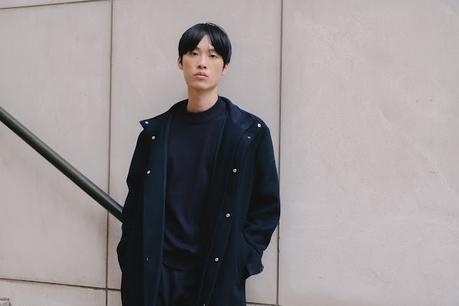 Boston,Metrópolis,smart casual,moda masculina,estilo urbano,gabardina,mocasines,punto inglés,menswear,armario cápsula,elegancia urbana,versatilidad,moda hombre,FW2526,colección masculina,estilo cosmopolita,ropa funcional,guardarropa masculino,tendencias