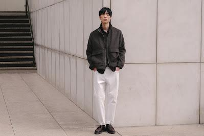 Boston,Metrópolis,smart casual,moda masculina,estilo urbano,gabardina,mocasines,punto inglés,menswear,armario cápsula,elegancia urbana,versatilidad,moda hombre,FW2526,colección masculina,estilo cosmopolita,ropa funcional,guardarropa masculino,tendencias