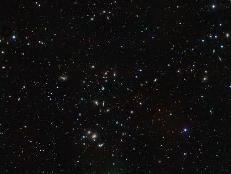 VST captura colisiones en un joven cúmulo de galaxias VST captura colisiones en un joven cúmulo de galaxias