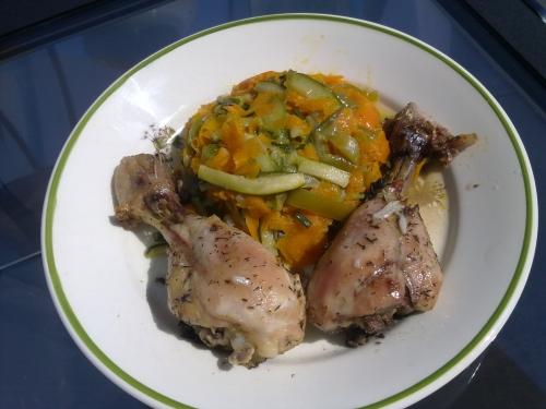 Pollo al limón con verduras en el horno solar
