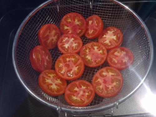 Tomates secos en el horno solar