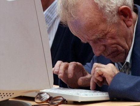 Internet: ¿cadena de unión virtual? Anciano con ordenador