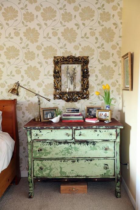 La casa de la mesa verde y la letra amarilla