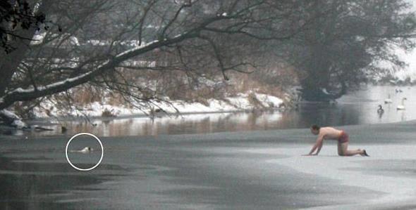 Desnudo , bajo cero para salvar a su perro