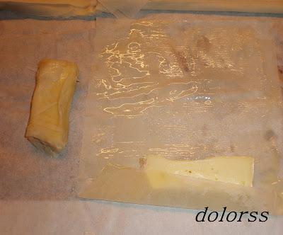 Rollitos crujientes de brie con mermelada de tomate