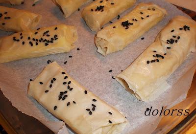 Rollitos crujientes de brie con mermelada de tomate