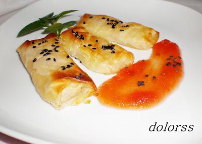 Rollitos crujientes de brie con mermelada de tomate