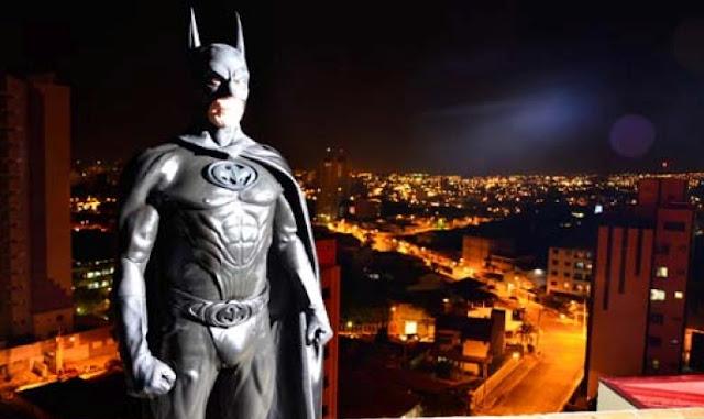 Policia Brasileña contrata a Batman para ayudarlos a combatir el crimen
