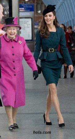 La Duquesa de Cambridge en Leiscester con la Reina Isabel. Consigue su look
