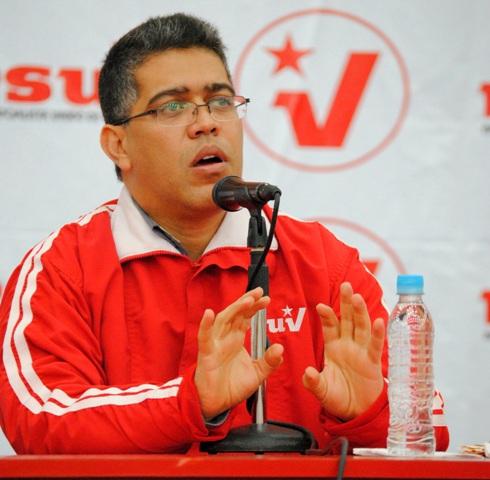Elías Jaua exige a los medios de comunicación de la oligarquía que respeten a los chavistas.