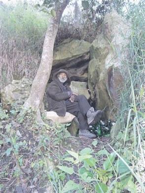 LE DICEN CAVERNARIO: Joaquín, el que vive en una cueva..