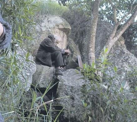 LE DICEN CAVERNARIO: Joaquín, el que vive en una cueva..