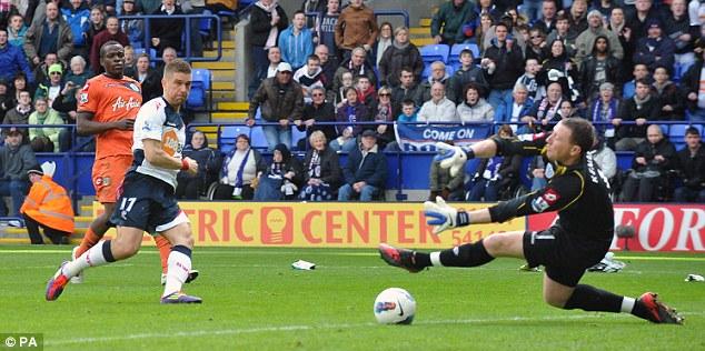 Klasnic da los tres puntos al Bolton en el partido de la polémica